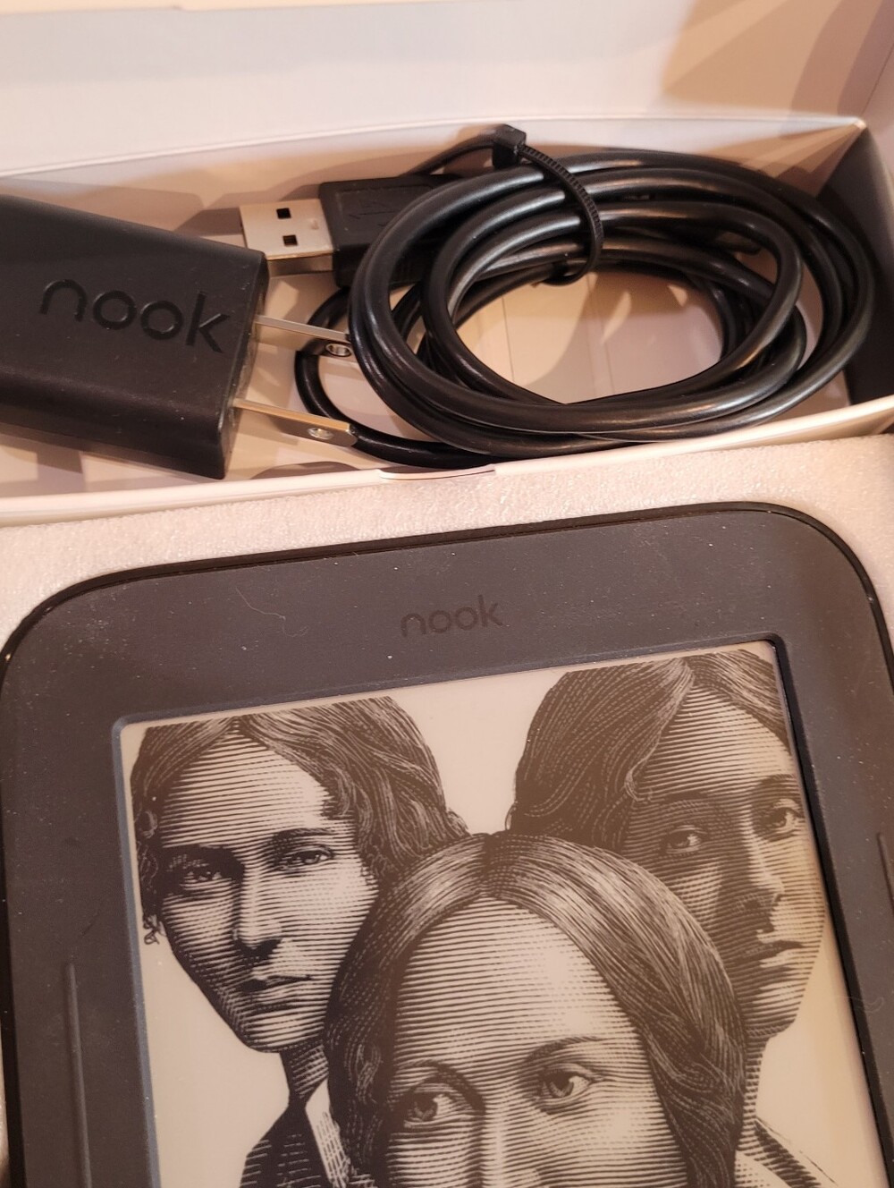 NOOK eReader And Cover. Barnes & Noble. 6 In Touch Screen. Simple Touch eReader - Picture 3 of 15